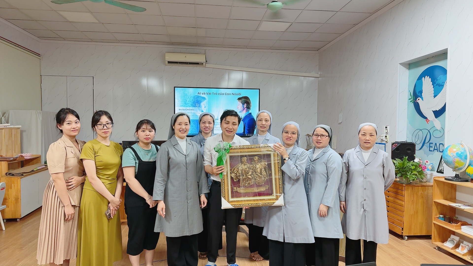 Commemorative photo of Sr. Principal and the teachers of the school taken together with Trần Văn Tiên.
