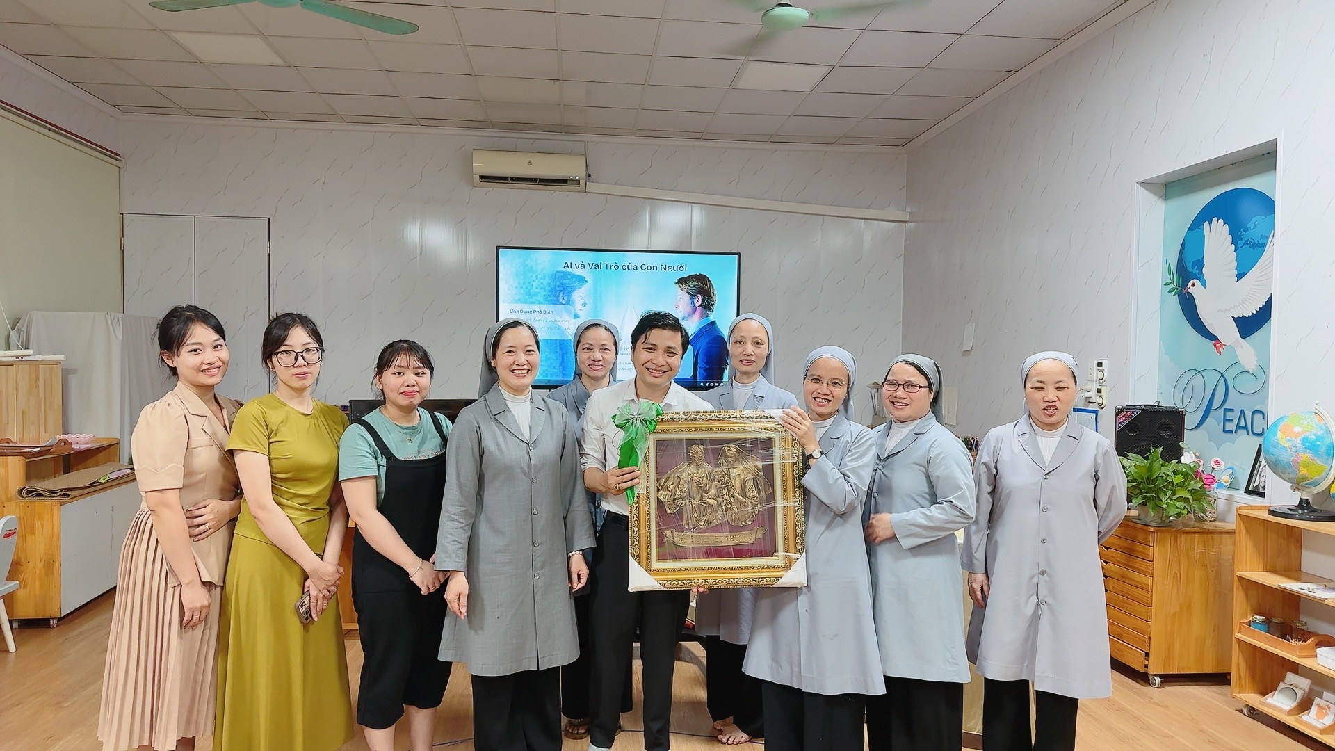 Tấm hình lưu niệm đại diện Quý Sr chủ trường và đại diện các cô giáo trong trường chụp ảnh cùng- Trần Văn Tiên
